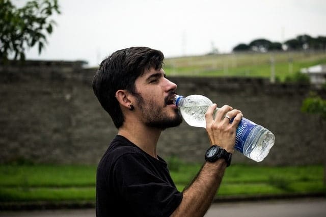 בן אדם שותה מים